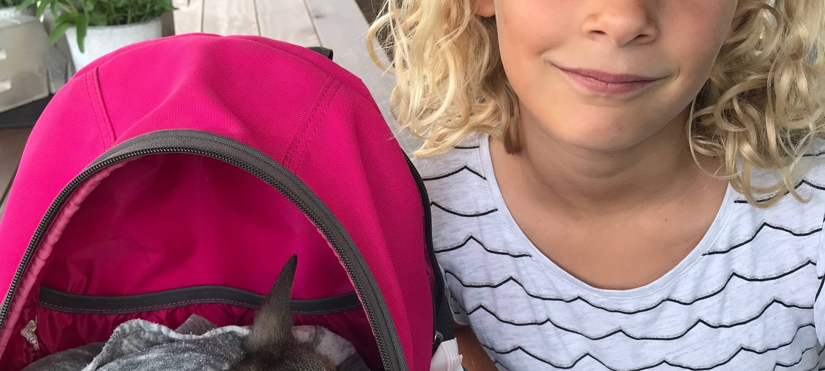 Kängurubaby Hope wird mit der Flasche groß gezogen