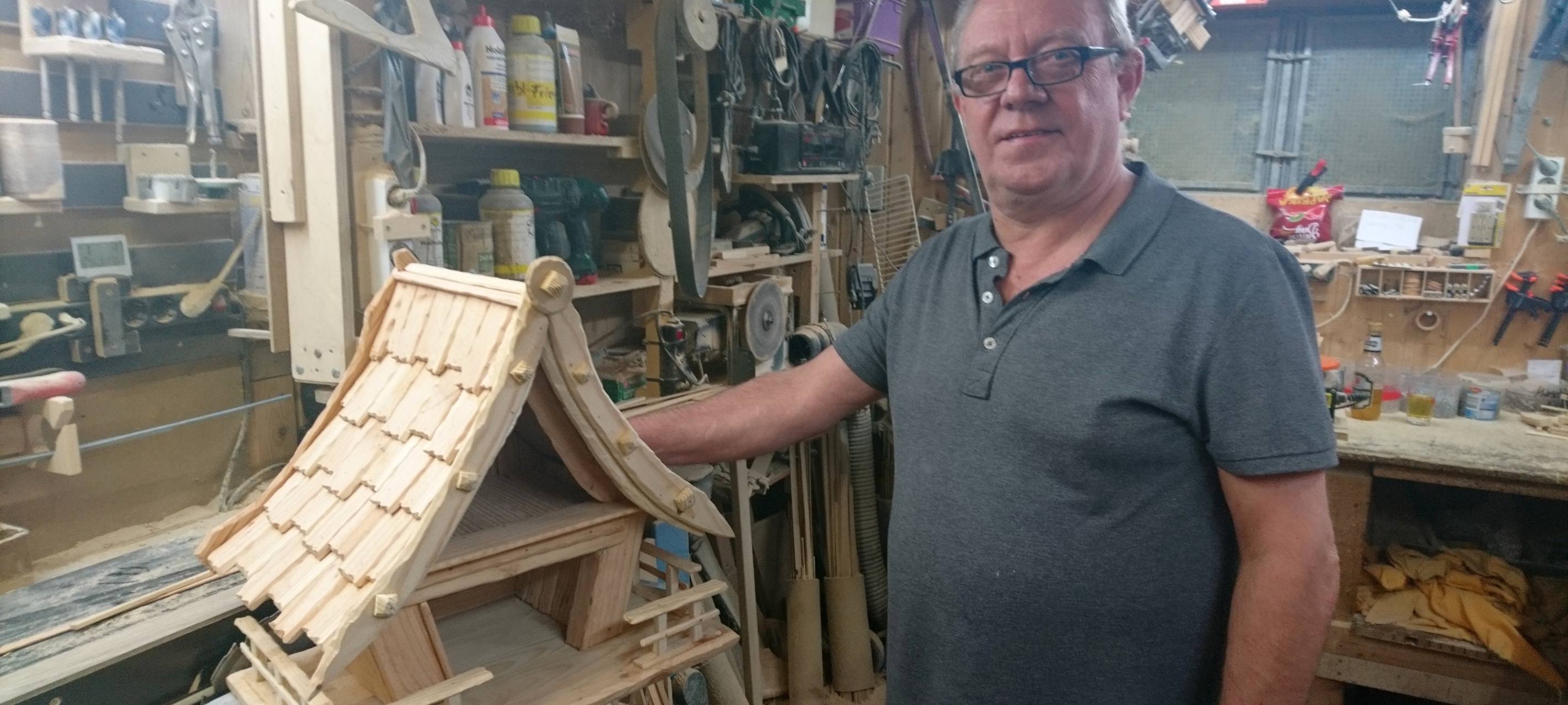 Gedanklich schon bei Weihnachten - Matthias aus Bergneustadt baut Krippen