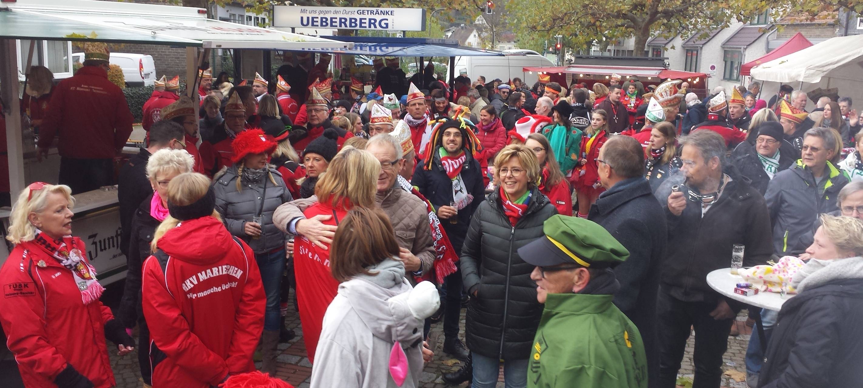 Sessions-Start: Jecke feiern ausgelassen
