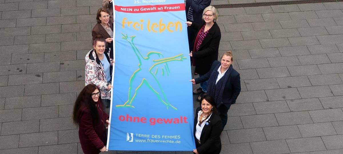 Blaue Fahnen gegen Gewalt von Bergisch Gladbach bis Gummersbach