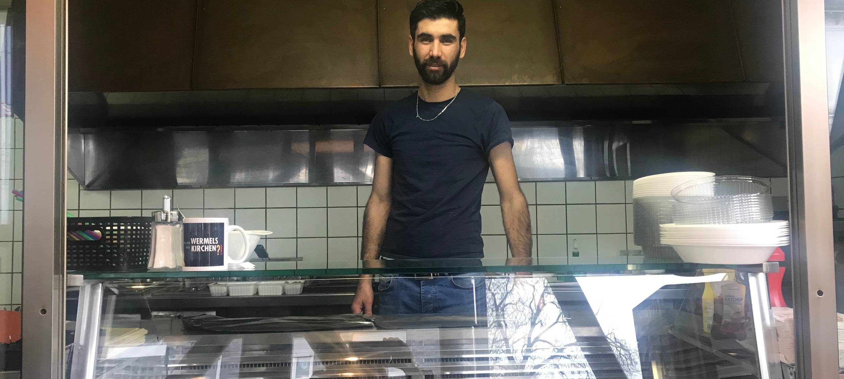Hoshank aus Syrien eröffnet mit ehrenamtlicher Hilfe einen Imbiss