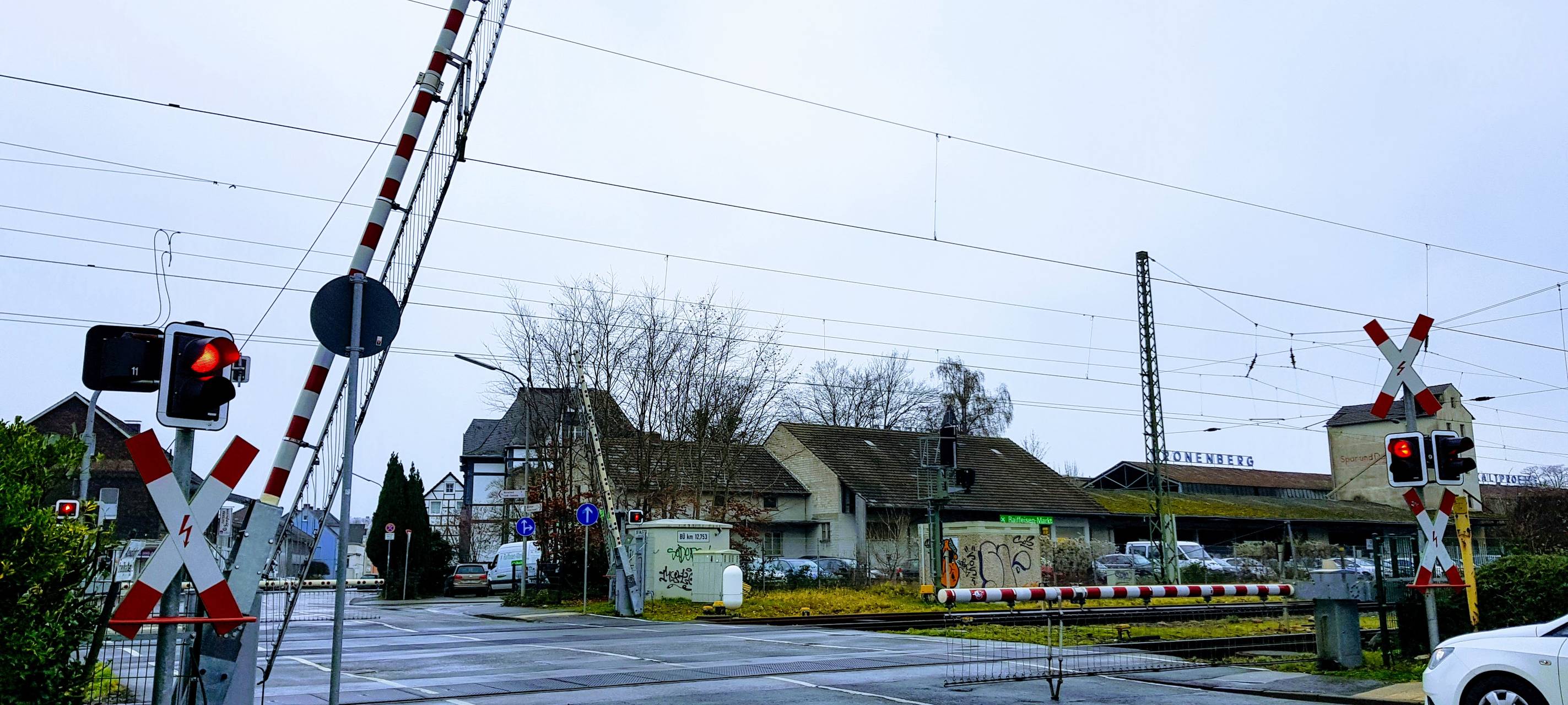 Knapp vorbei gerauscht - Gerd ist zu langsam für den Bahnübergang