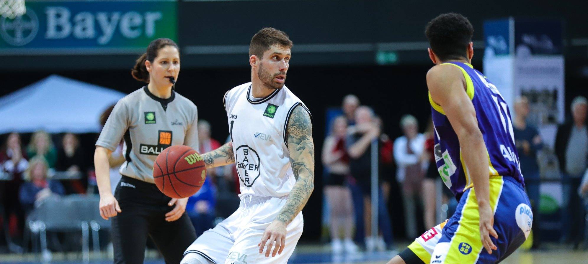 Sie pfeift die ganz großen Jungs zusammen: Danjana Rey ist Basketball-Schiedsrichterin