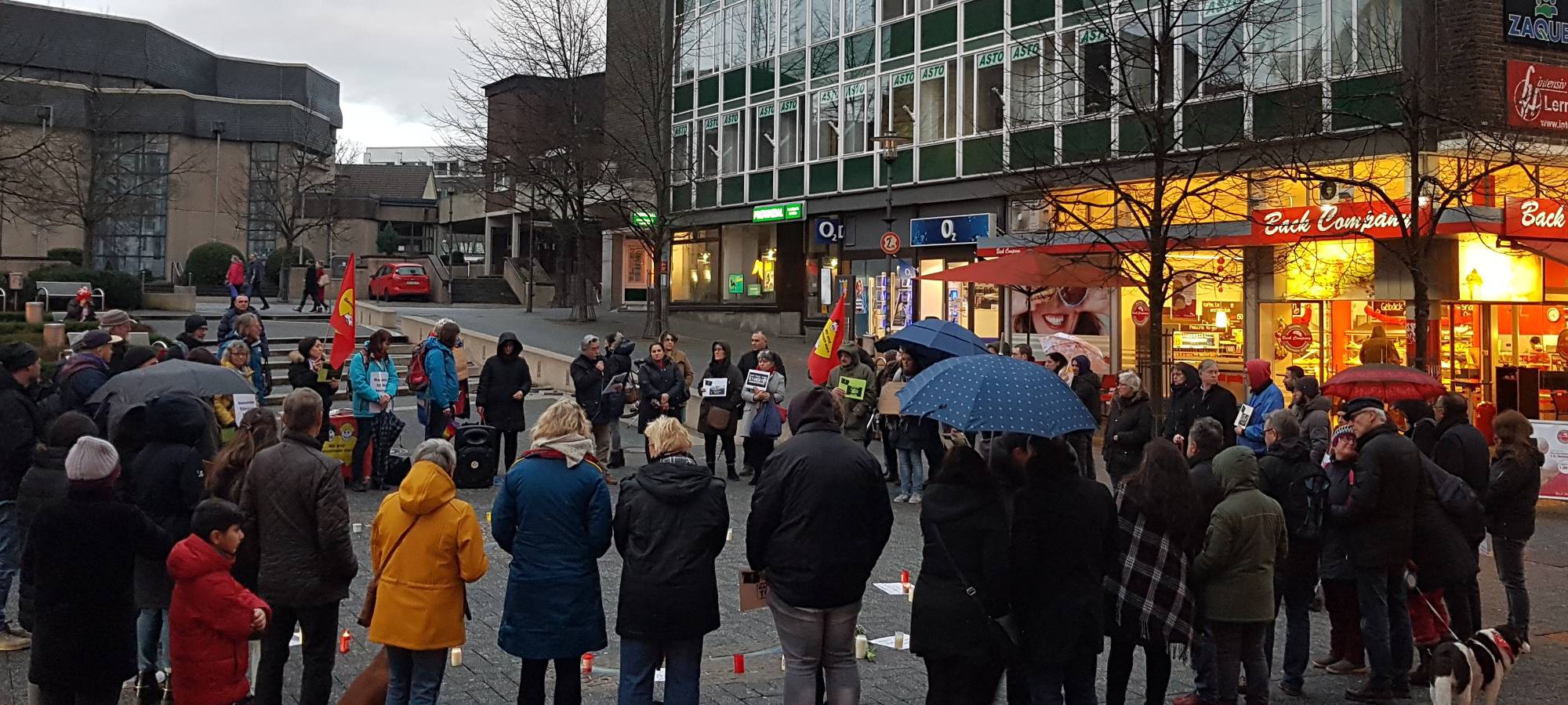 Mahnwache auf dem Gummersbacher Lindenplatz