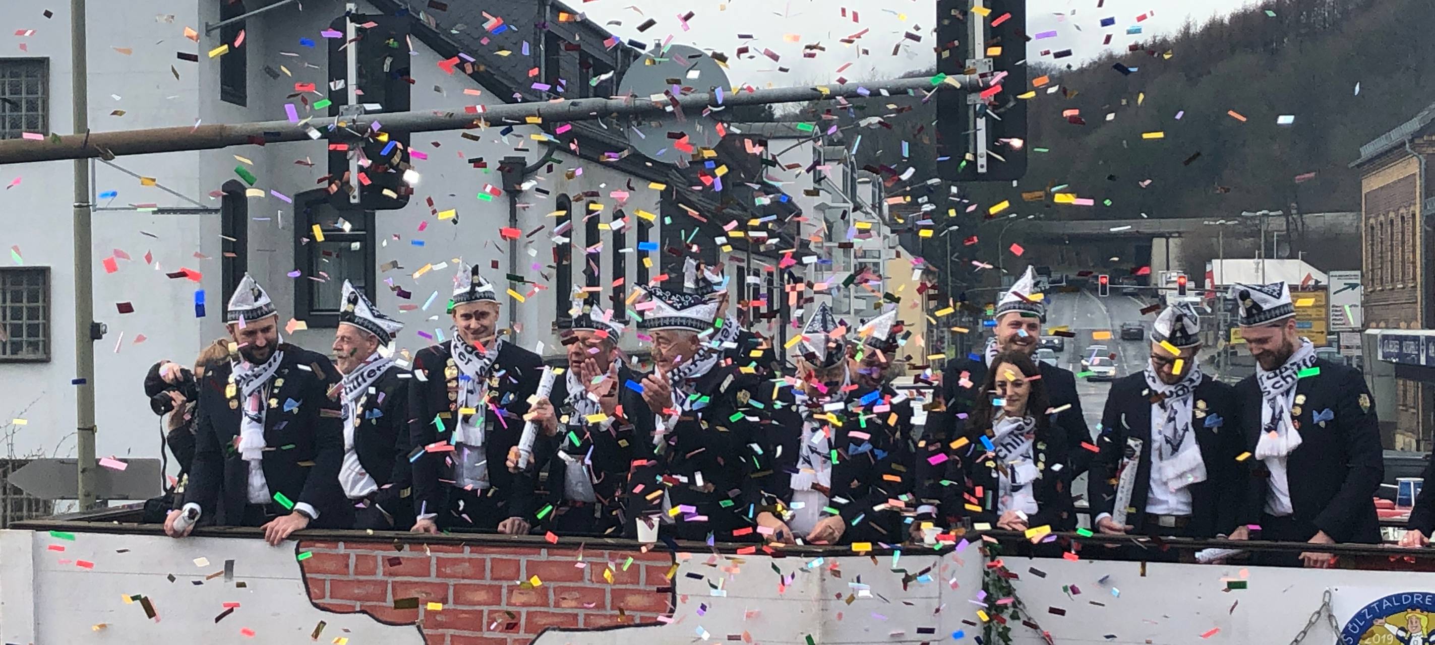Friedliche Rosenmontagszüge im Bergischen