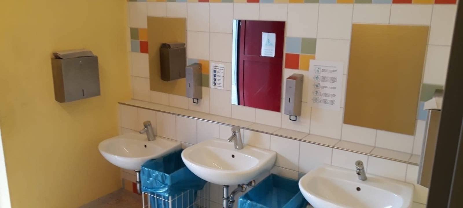 Händewaschen auf der Schultoilette
