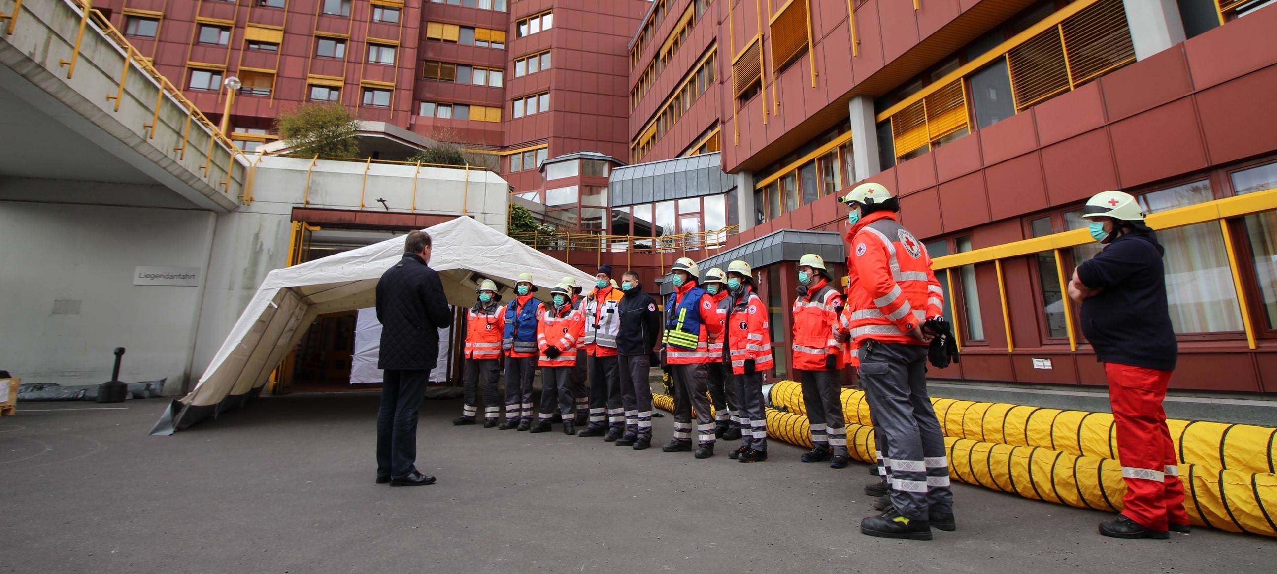 Zelte zur Triagierung vor dem Kreiskrankenhaus