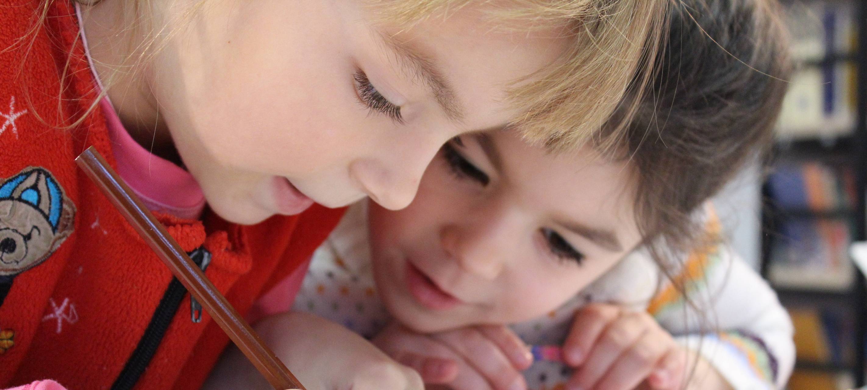 Kinder im Klassenzimmer