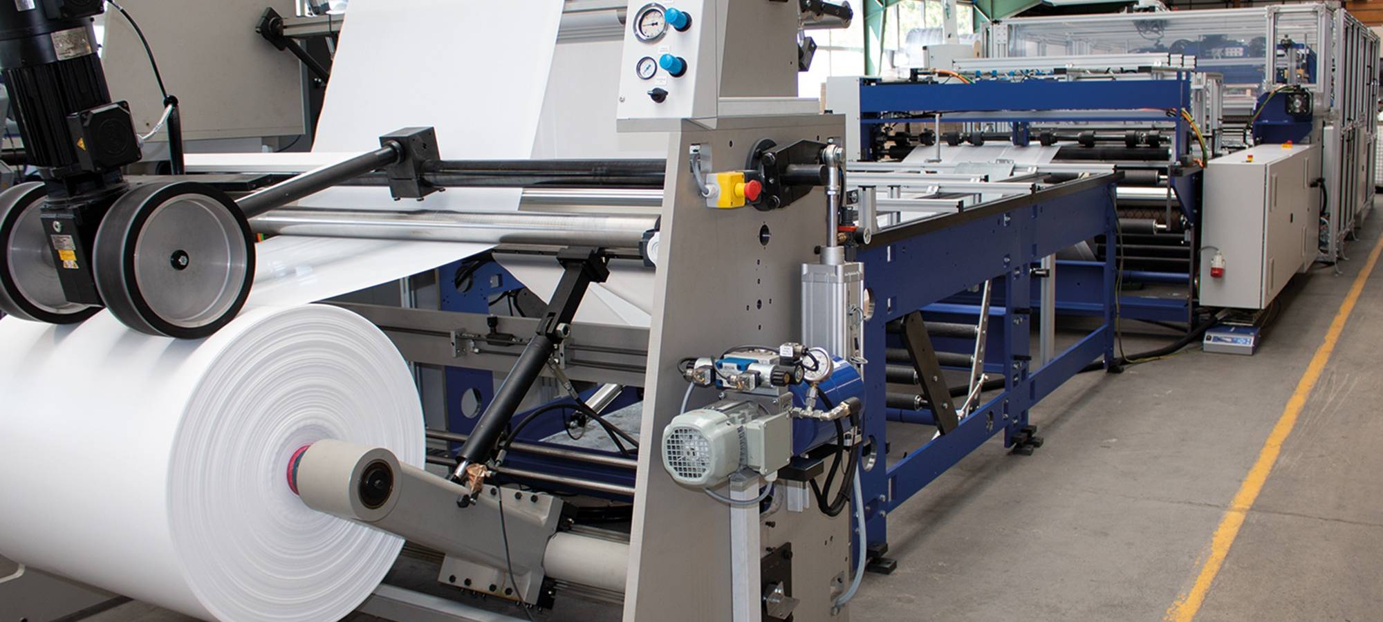 Deutschlandweit erste Produktionsstraße für Schutzkittel läuft