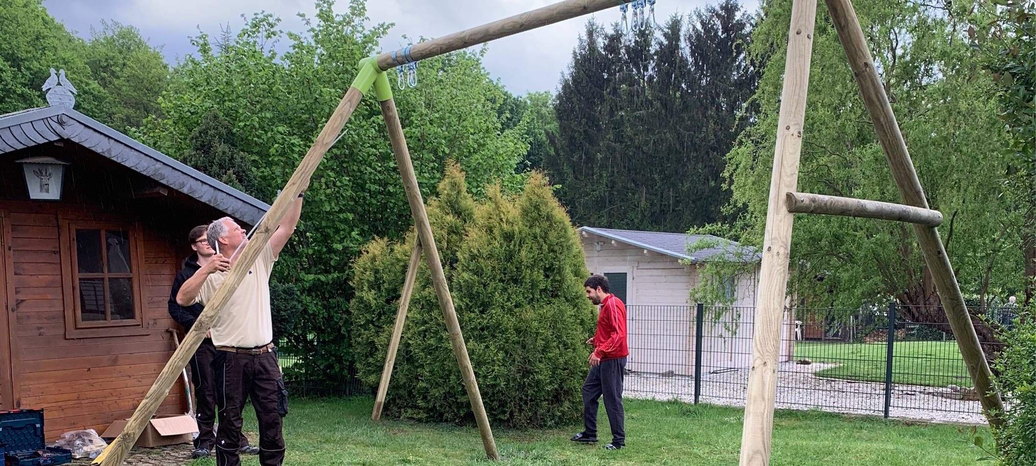 Hilfe vermittelt - Markus baut die Schaukel für WG auf
