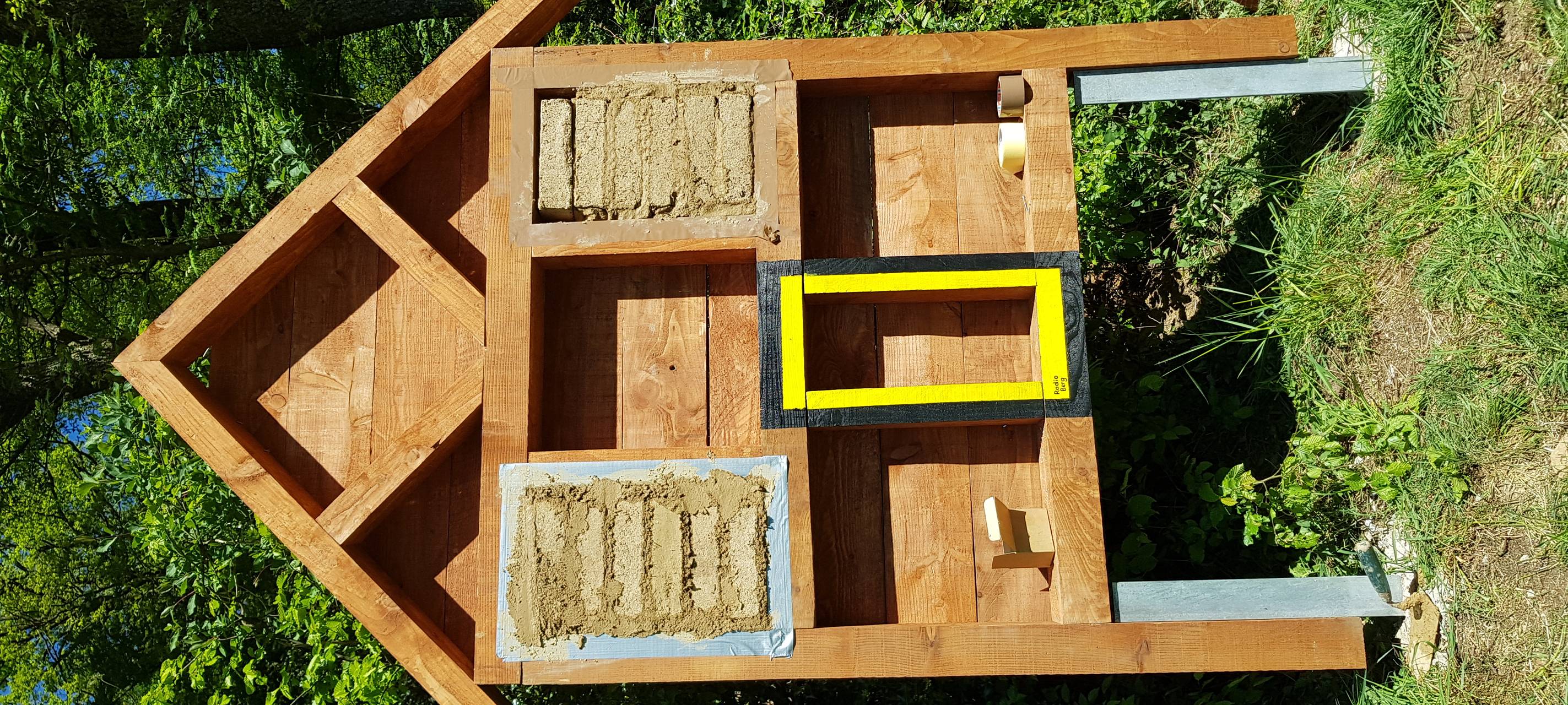 Das Radio Berg Bienenhotel steht!