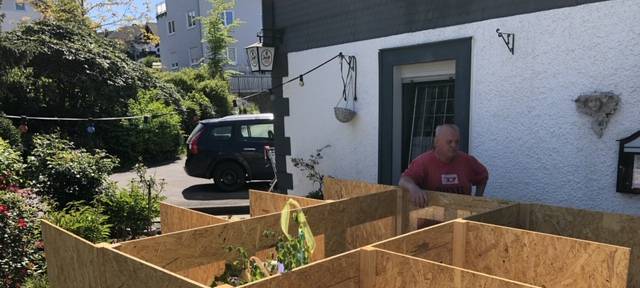 Lindlarer erfindet Corona-Kneipenbox und landet damit Internet-Hit