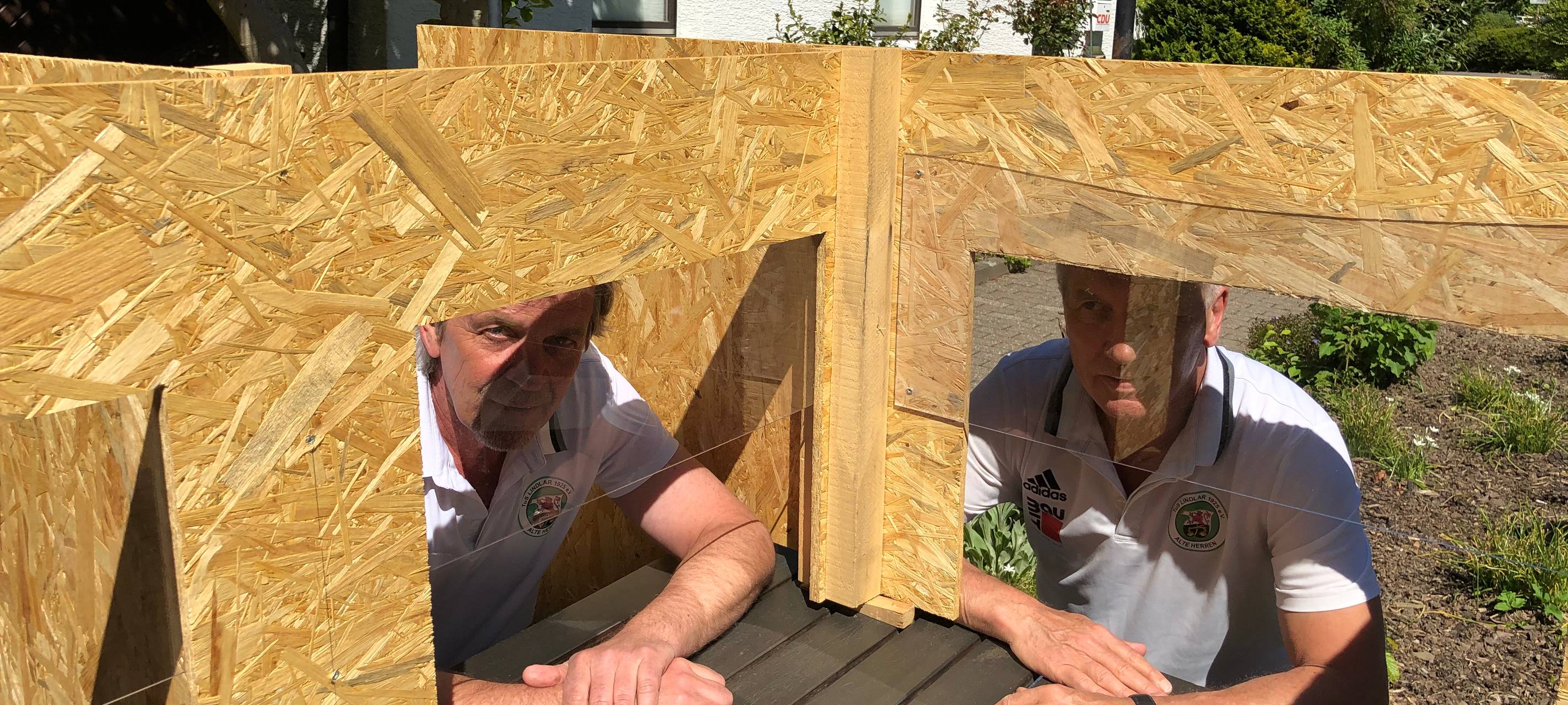 Lindlarer erfindet Corona-Kneipenbox und landet damit Internet-Hit