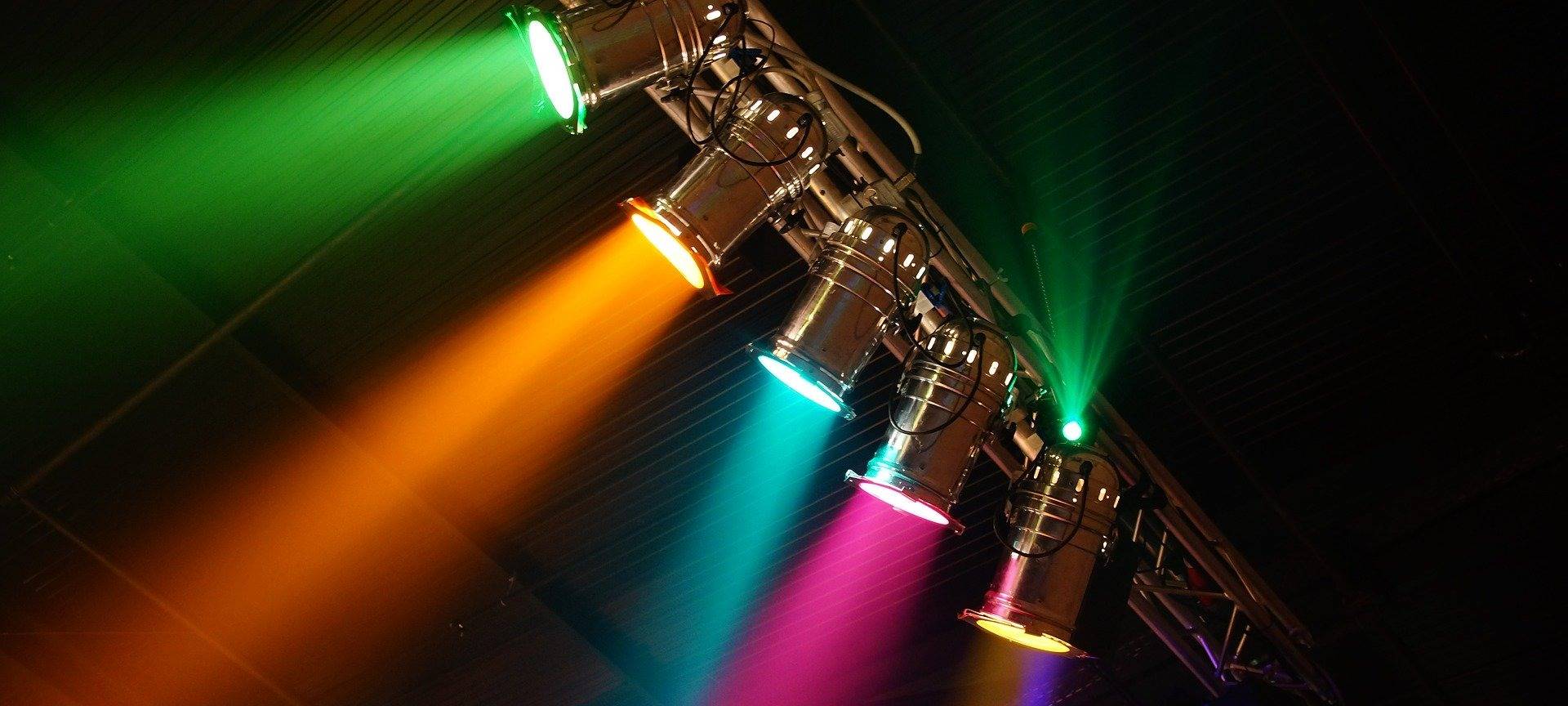Gebäude erstrahlen bei "Night of light" in rot