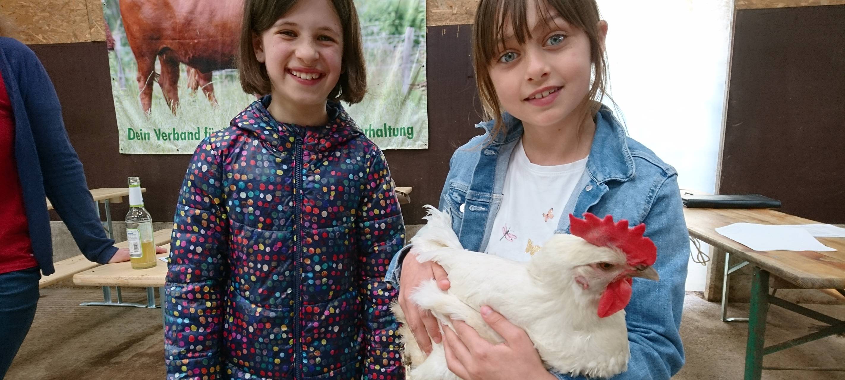 Ferienprogramm auf dem Bauernhof: Kind trifft Tier