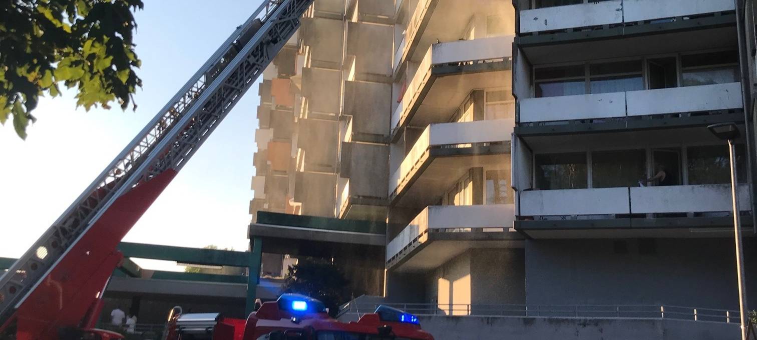 Balkonbrand im 4. Stock eines Bockenberger Hochhauses glimpflich ausgegangen