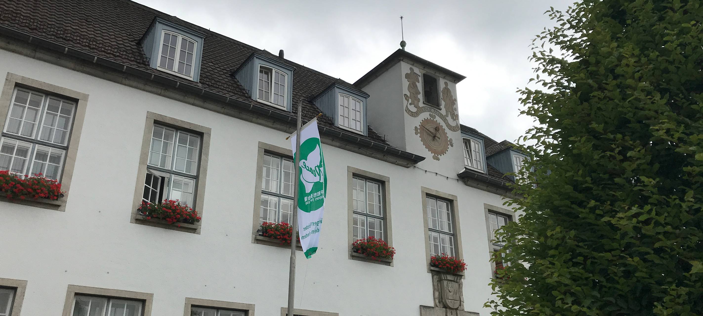Flagge für Frieden an den Rathäusern