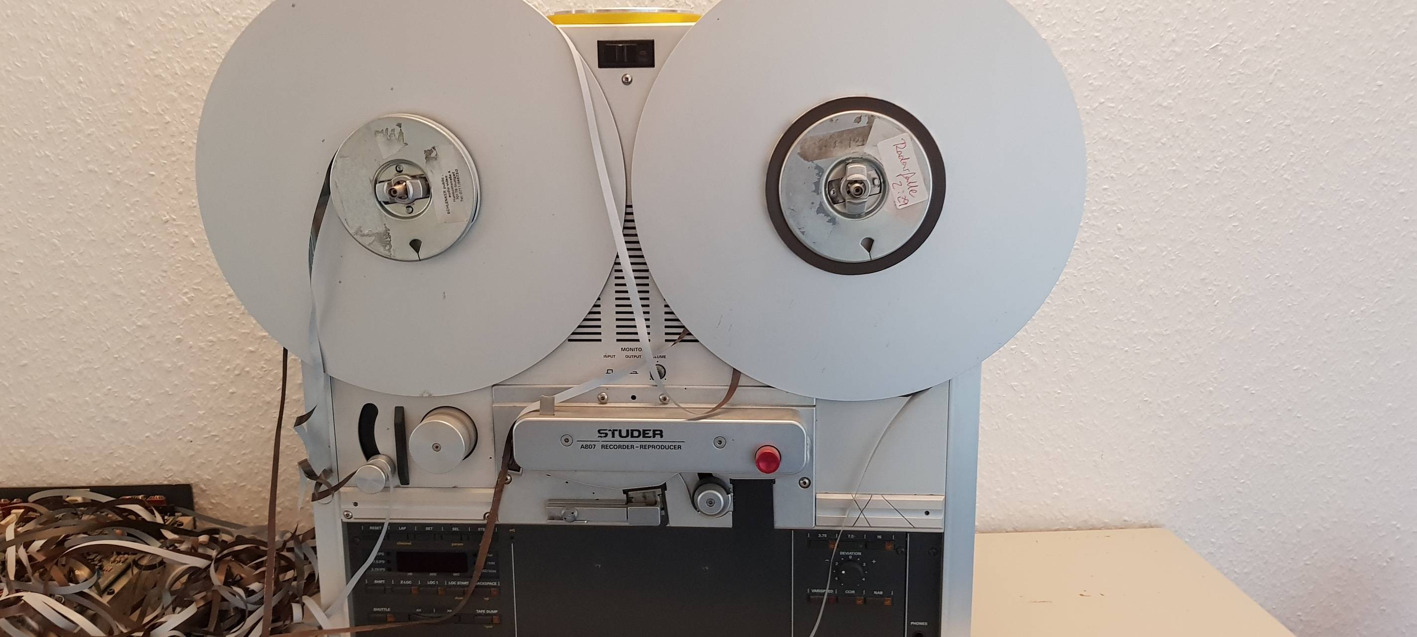 Bandschneidegerät, Röhrenmonitor und Fax - Technik im Laufe der Zeit