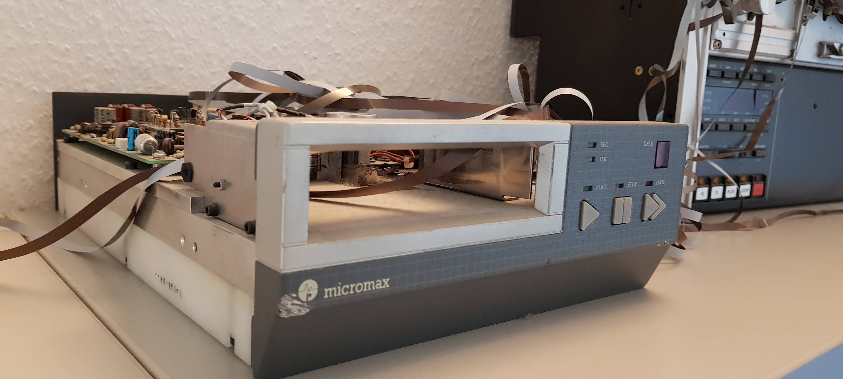 Bandschneidegerät, Röhrenmonitor und Fax - Technik im Laufe der Zeit
