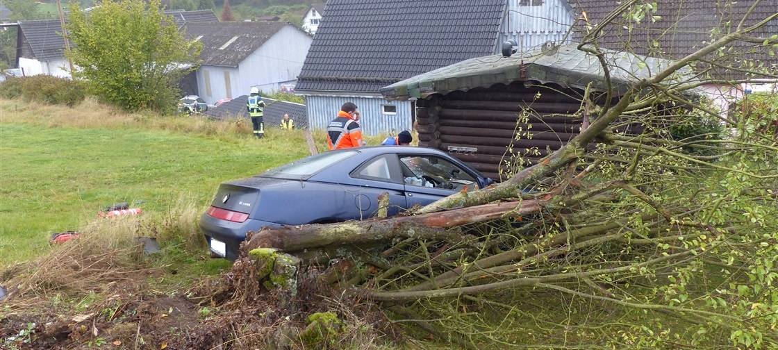 Junger Autofahrer stirbt bei Unfall