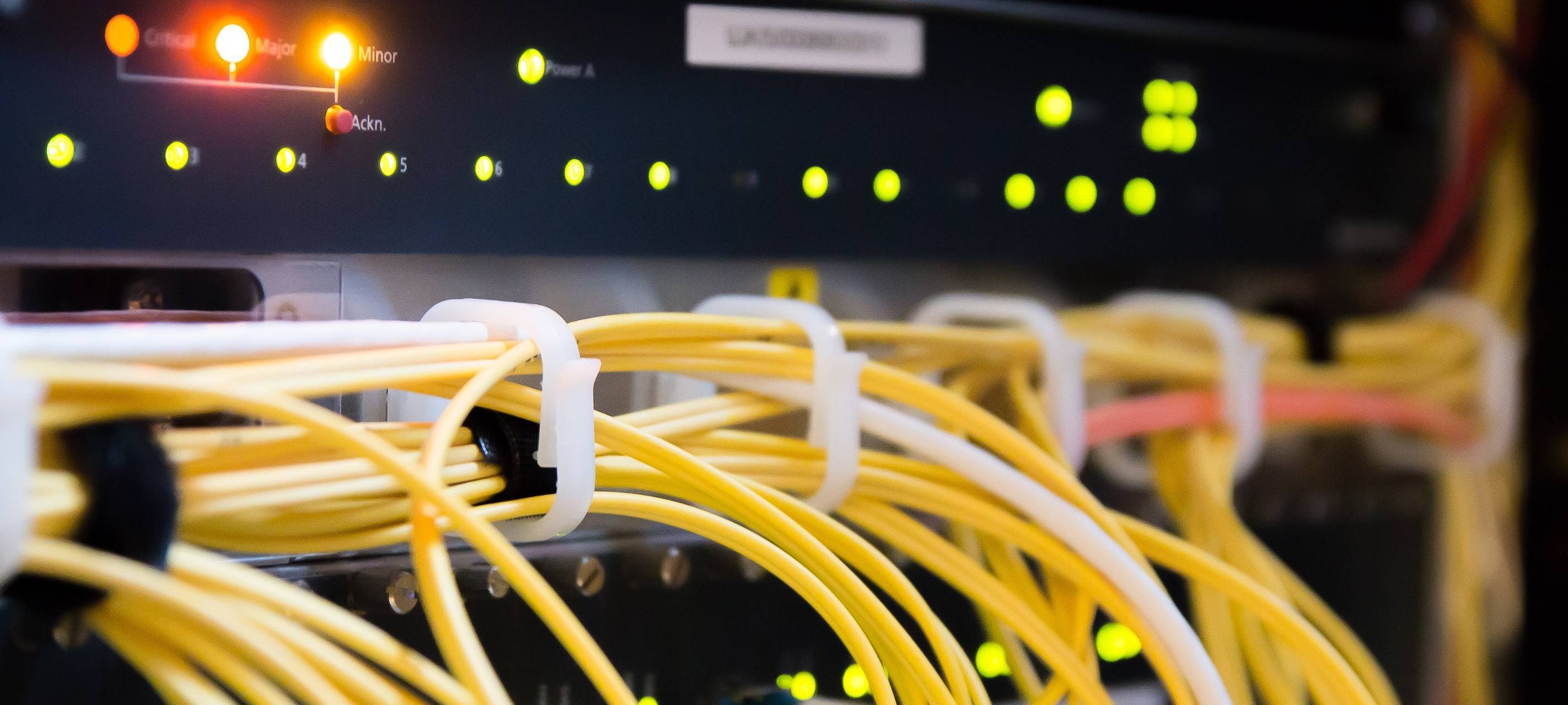 Internet Technik Router www Breitband Daten Glasfaser Netzbetreiber Technikraum Dummy Pixabay