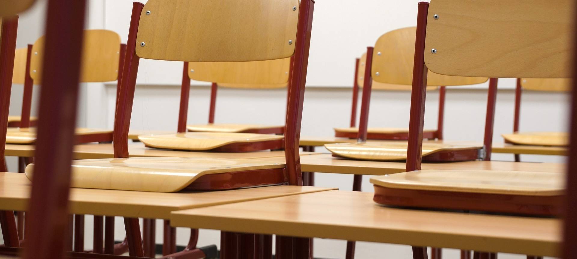 Schule Klassenzimmer Stühle Dummy