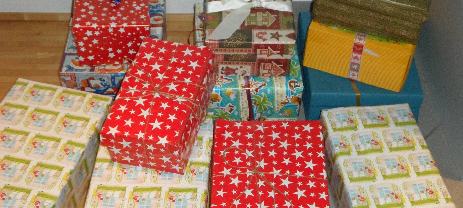 Weihnachtspakete bei den bergischen Tafeln
