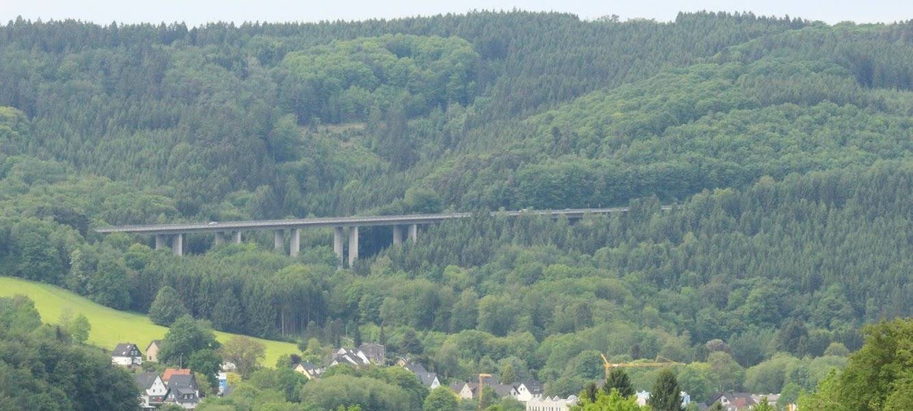 Brücke Wald Tal Dorf