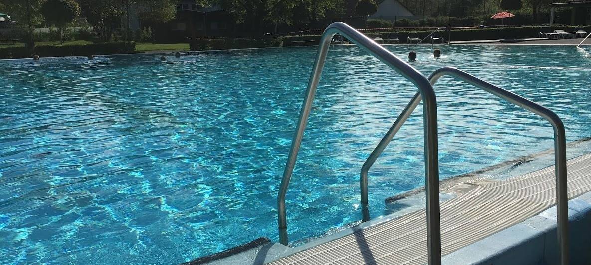 Sommer Sonne Freibad Schwimmbecken
