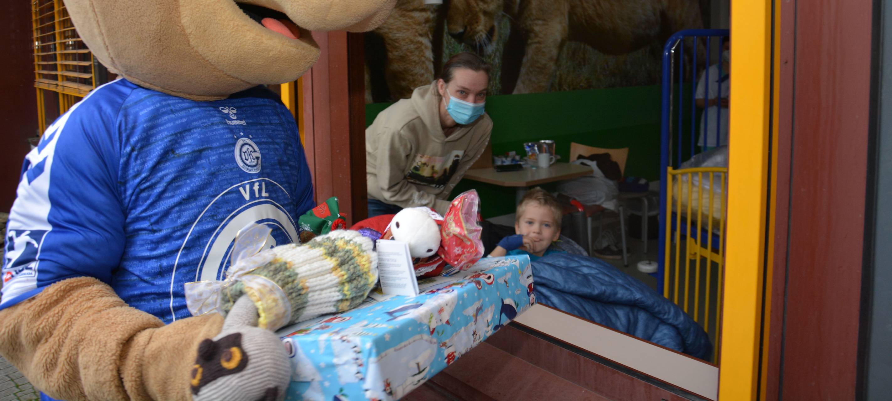 Kinderklinik Gummersbach: Geschenke von VfL-Maskottchen Gummi