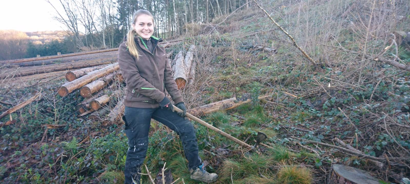 Anna aus Lindlar forstet den Wald auf