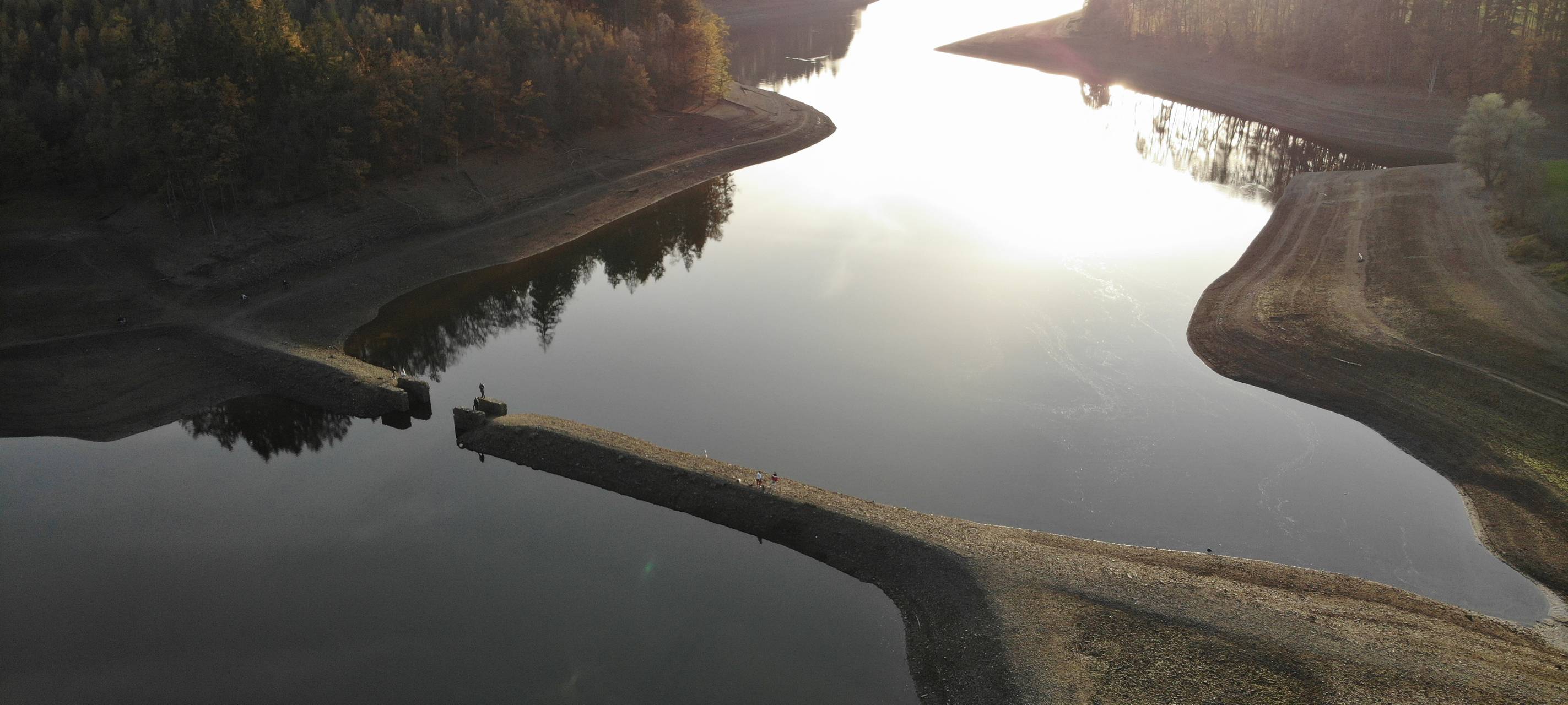 Die wasserarme Bever von oben