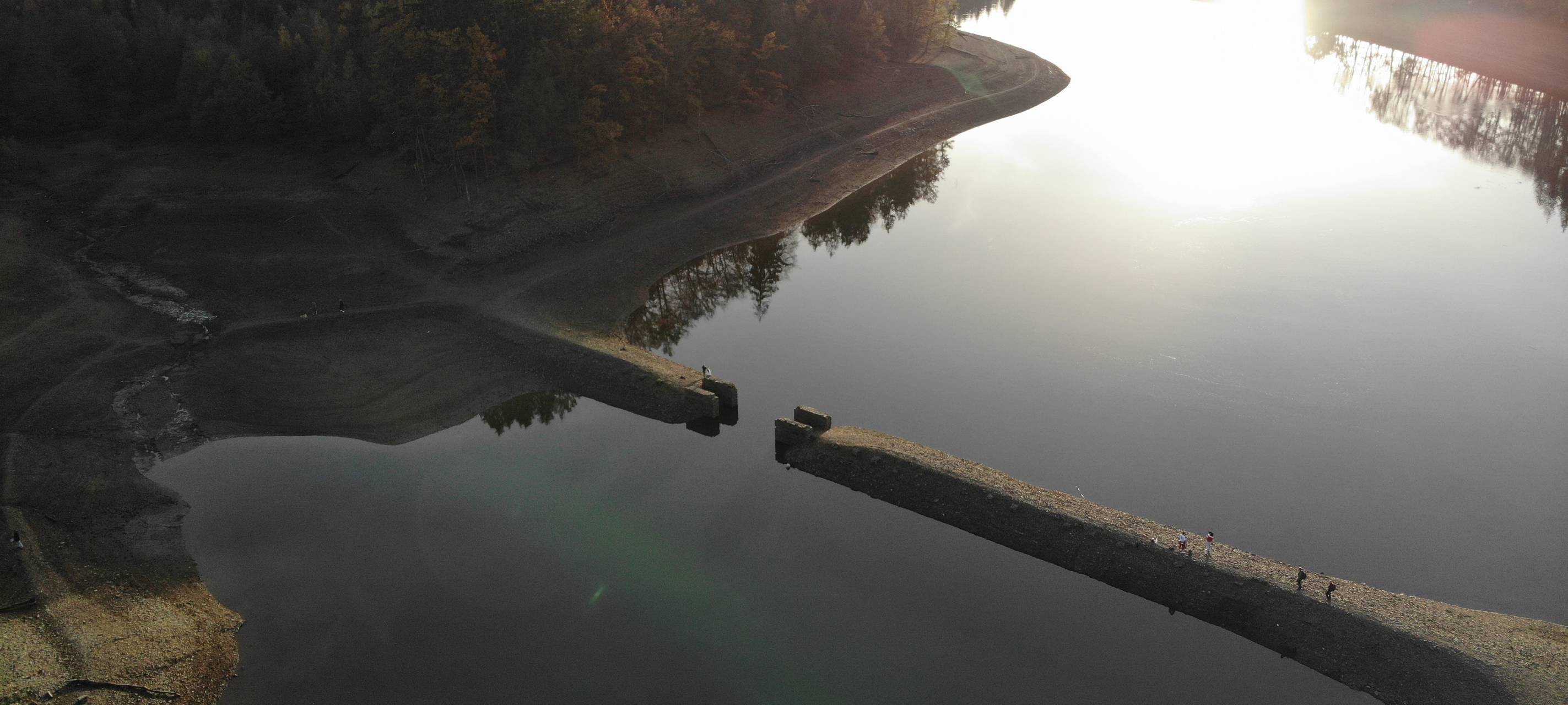 Die wasserarme Bever von oben