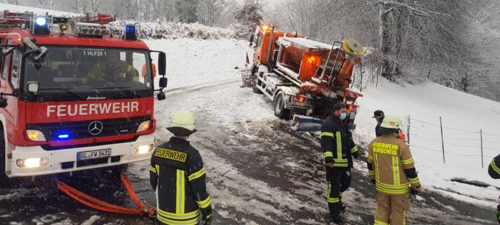 Schnee sorgt für Dauereinsätze der Rettungskräfte