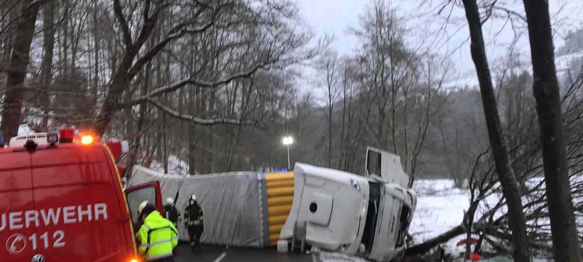 LKW mit Saunateilen in Marienheide umgekippt