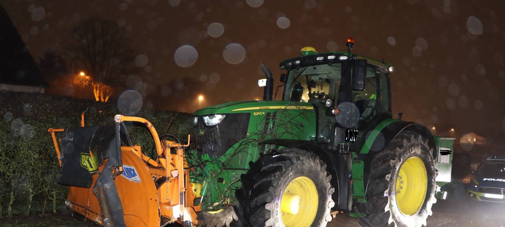 Radevormwald: Betrunkener sorgt mit gestohlenem Traktor für eine Schneise der Verwüstung
