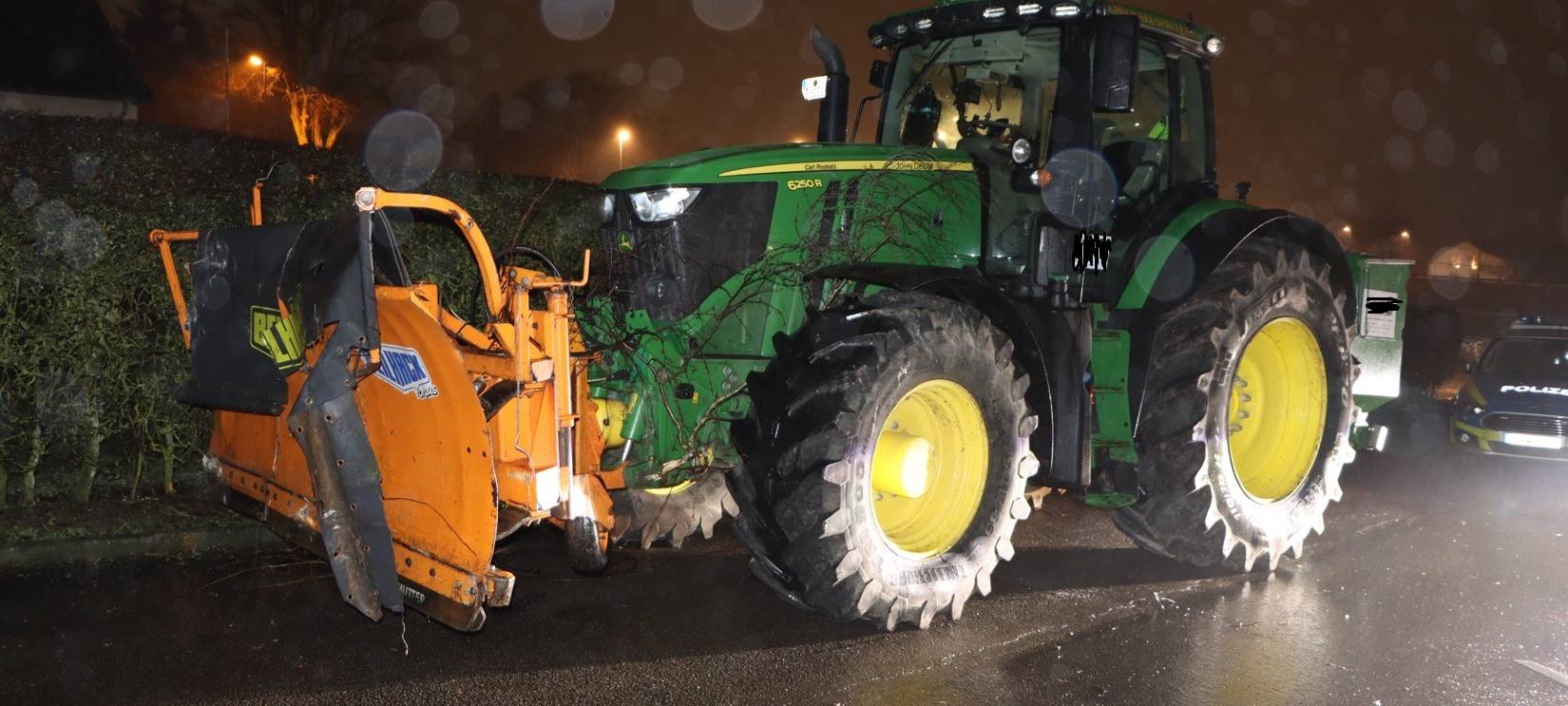 Radevormwald: Betrunkener sorgt mit gestohlenem Traktor für eine Schneise der Verwüstung