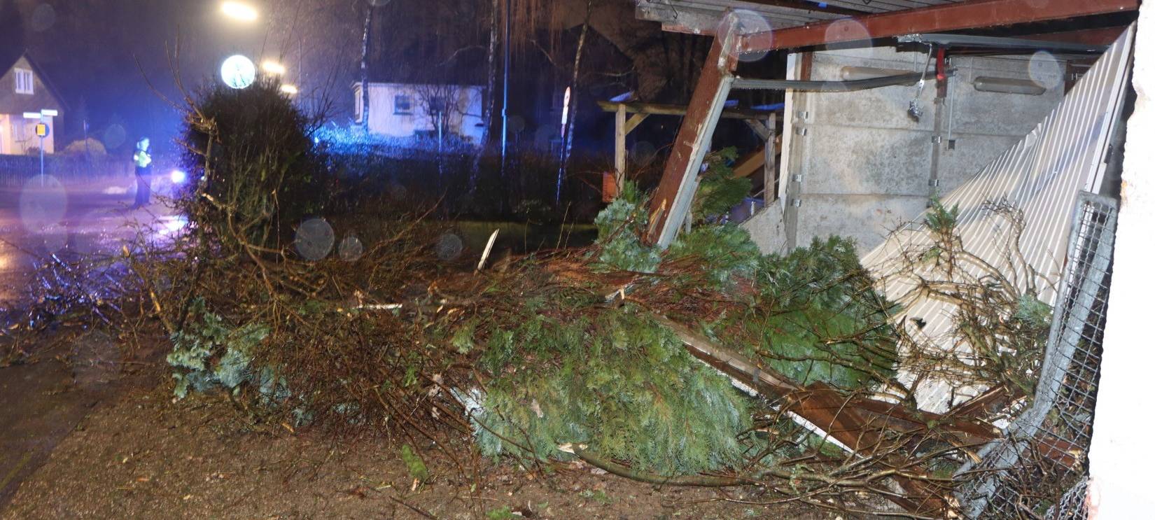 Radevormwald: Betrunkener sorgt mit gestohlenem Traktor für eine Schneise der Verwüstung