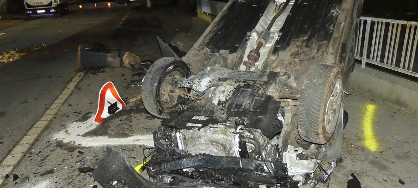 Unfallfahrerin in Radevormwald geht auf Einsatzkräfte los