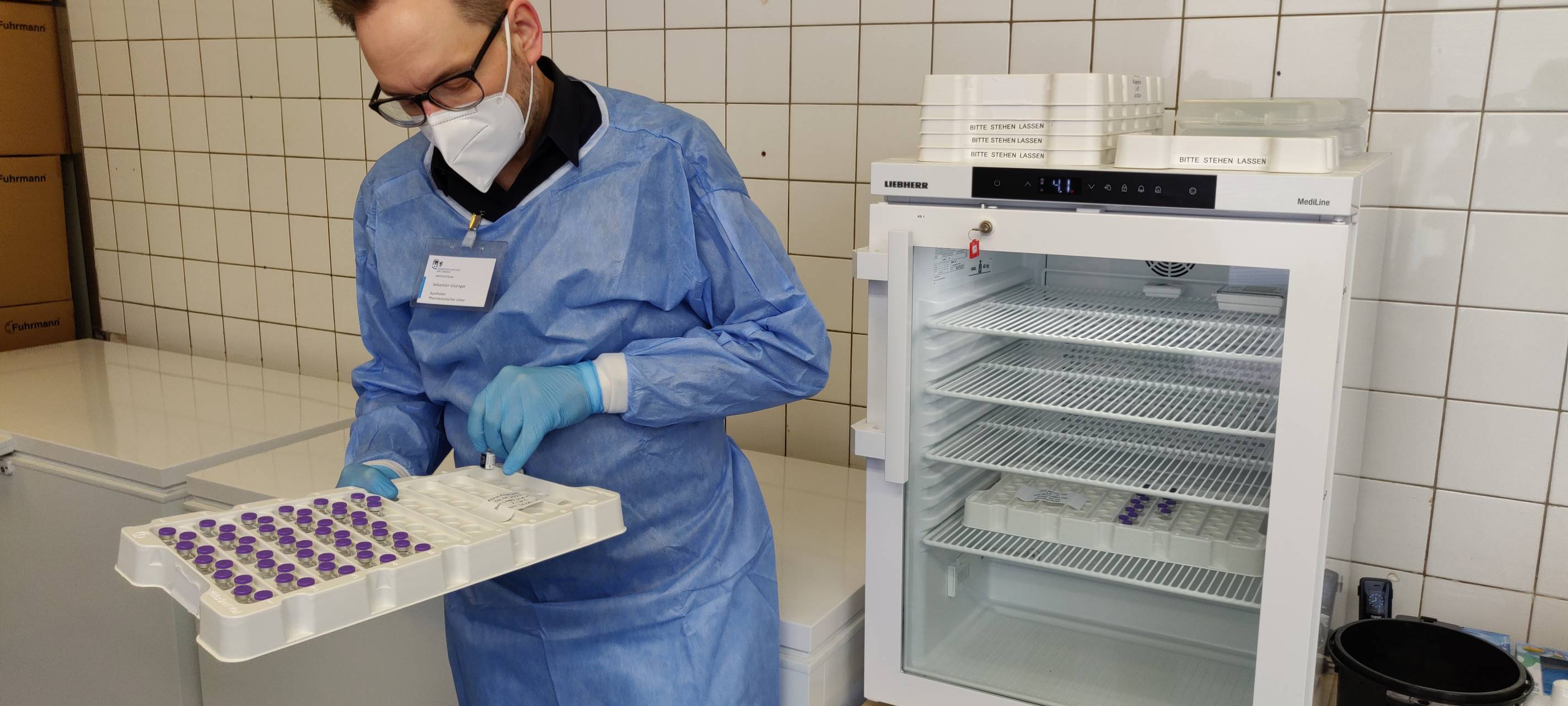 Geschwenkt: Wie der Impfstoff BioNtech bereit gemacht wird