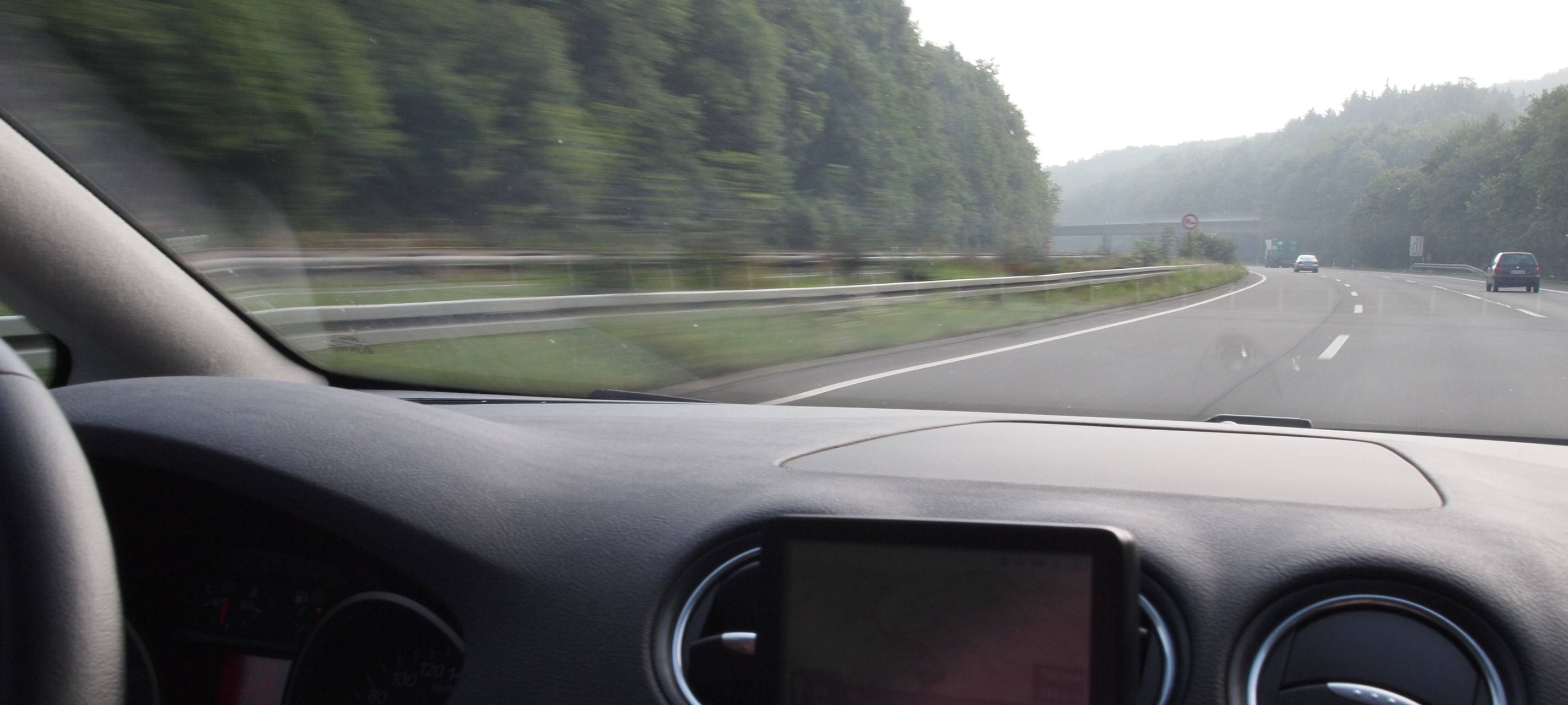 Polizei: Ermittlungen nach Baumstämmen auf A1
