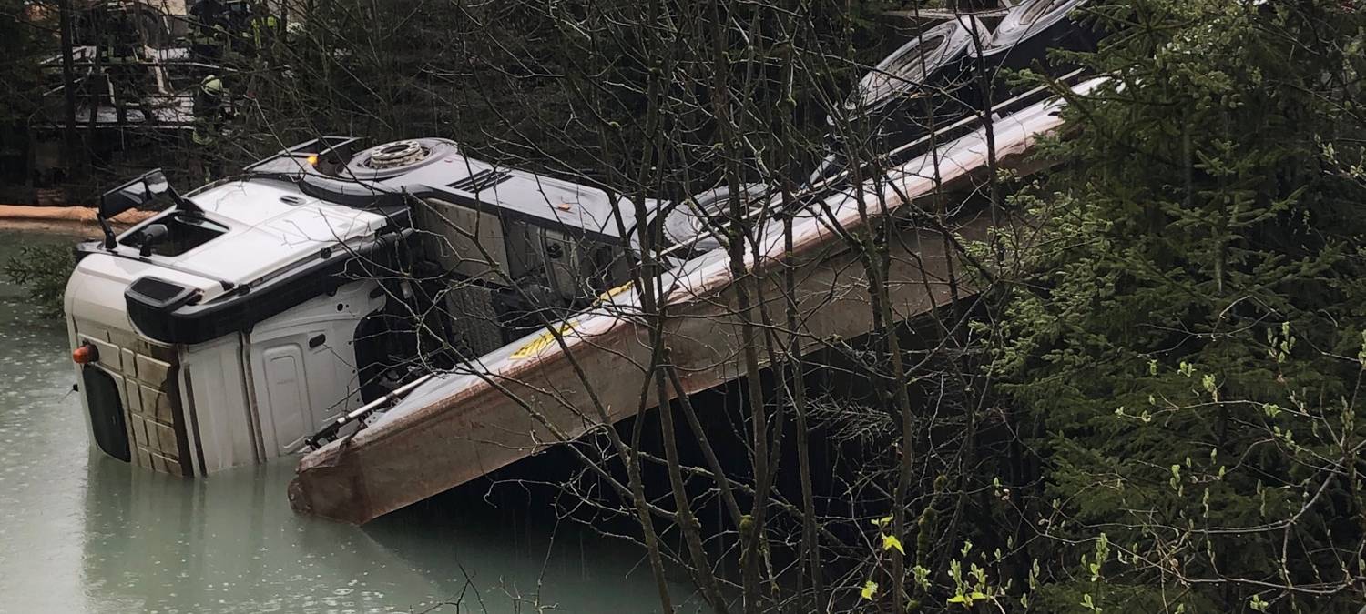 Gummersbach: Laster rutscht in Becken