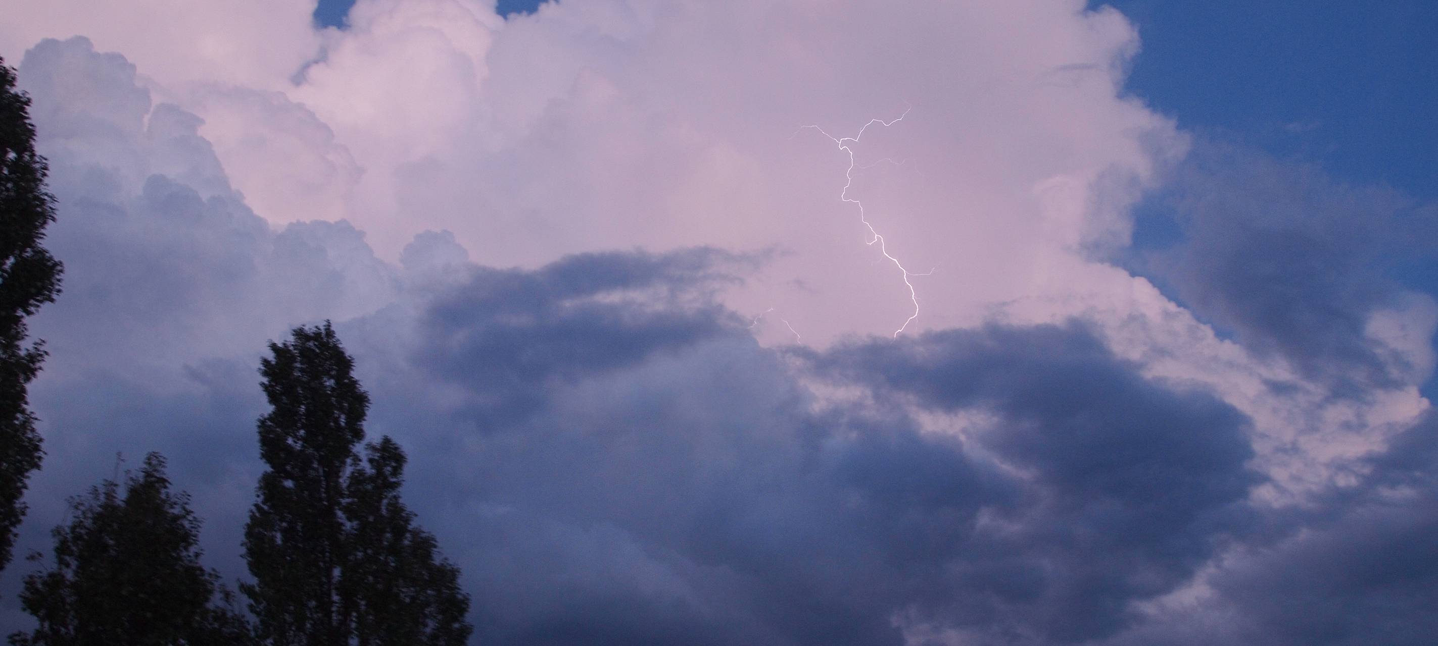 Gewitter ziehen am Bergischen vorbei
