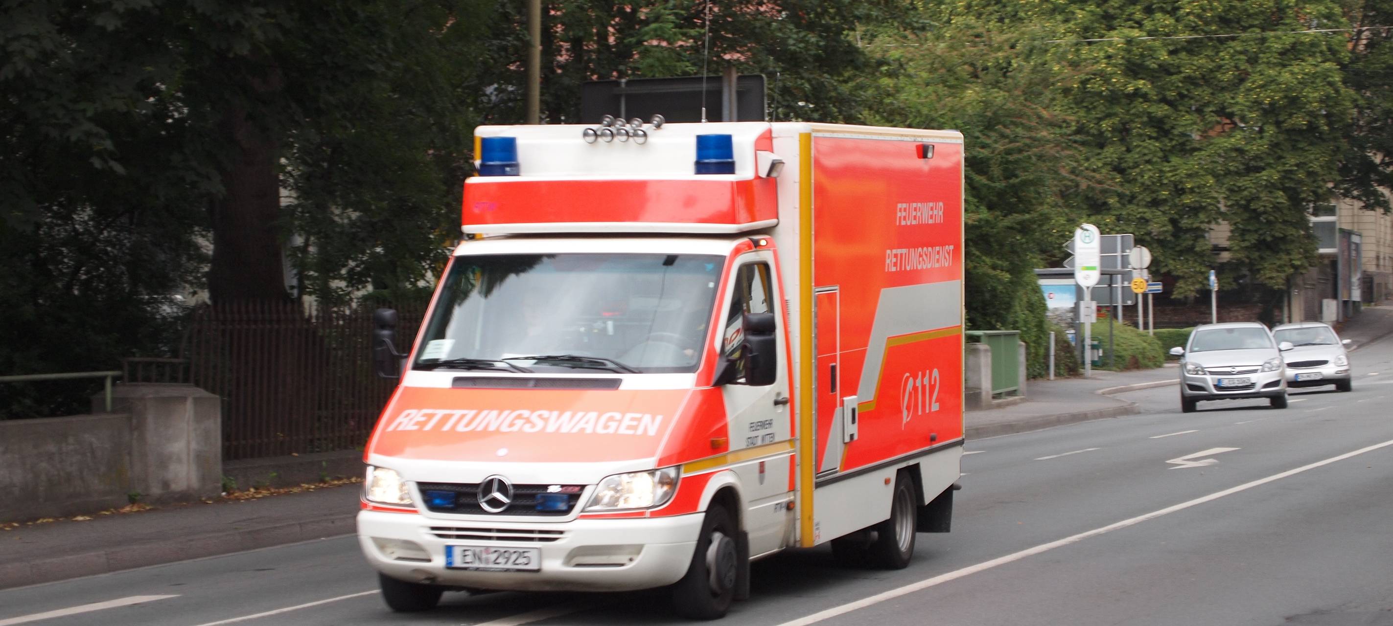 Unfall: Fahrer flüchtet und lässt Schwerverletzte zurück