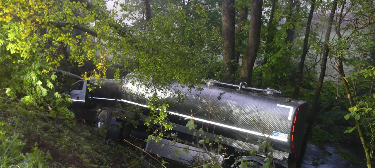 Milchlaster und Motorräder verunglücken - zwei schwere Unfälle in Lindlar und Marienheide