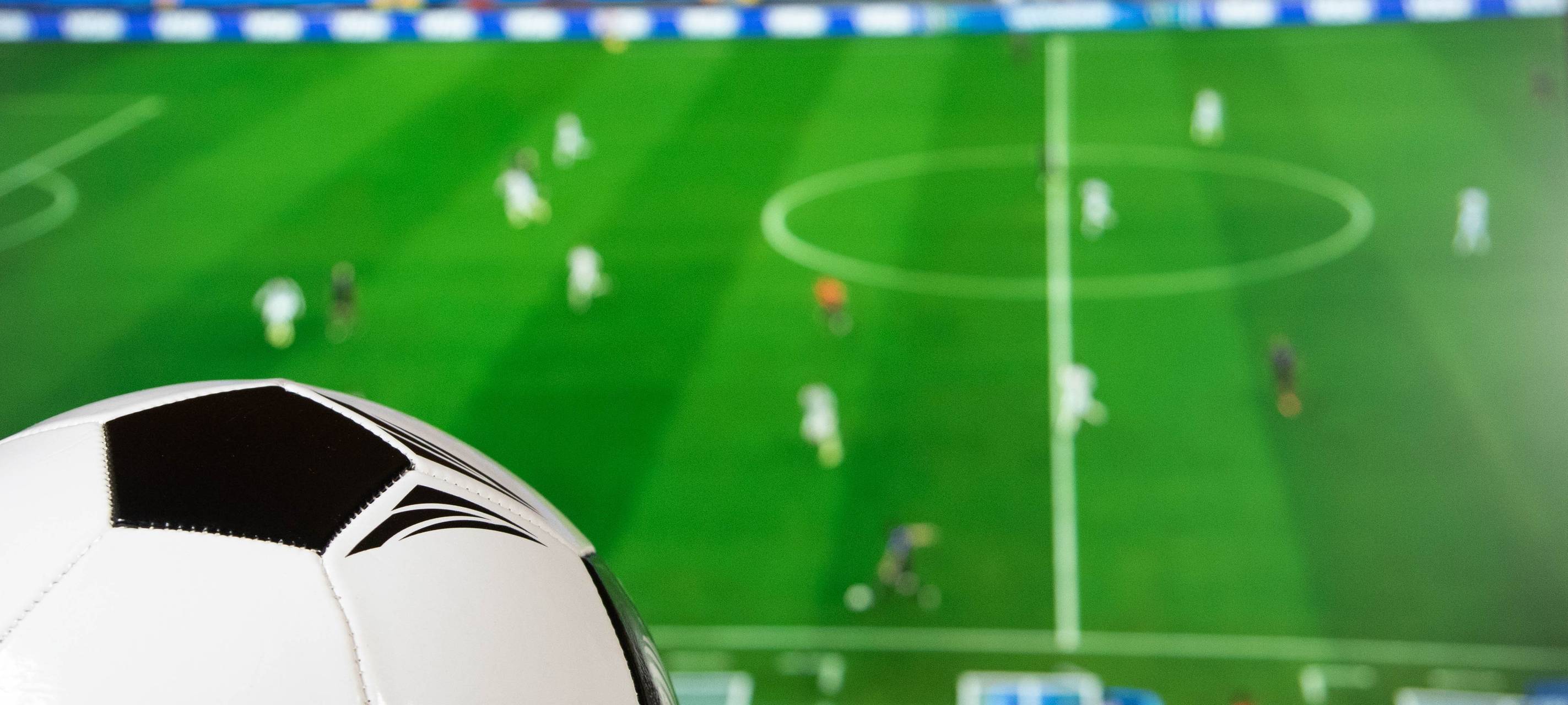 Fußball gucken vorm Fernseher zuhause