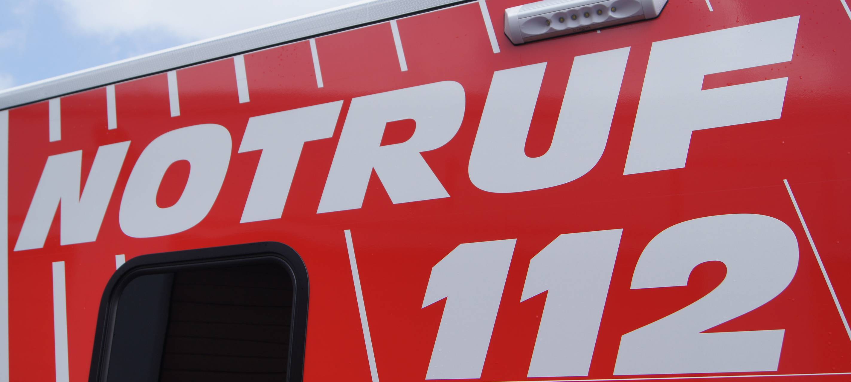 Wipperfürth: Motorradfahrer bewirft Rettungswagen mit Stein