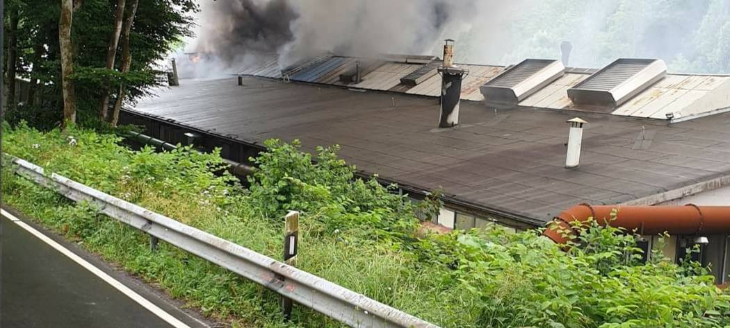 Aufwändiger Großeinsatz nach Brand bei Ahle Federn im Leppetal
