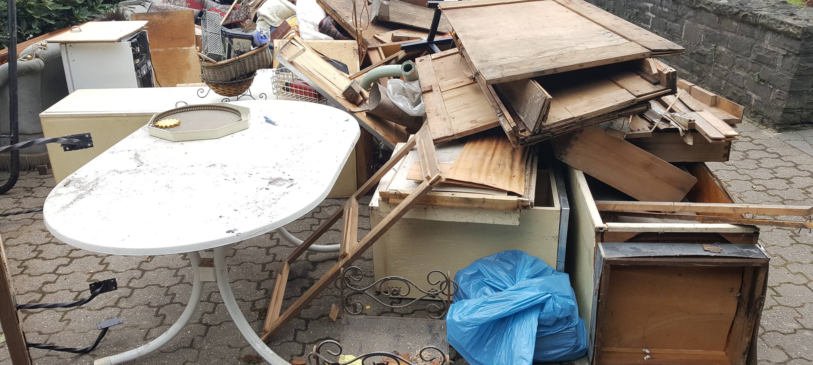 Aufräumen nach dem Unwetter in Hückeswagen Kleineichen