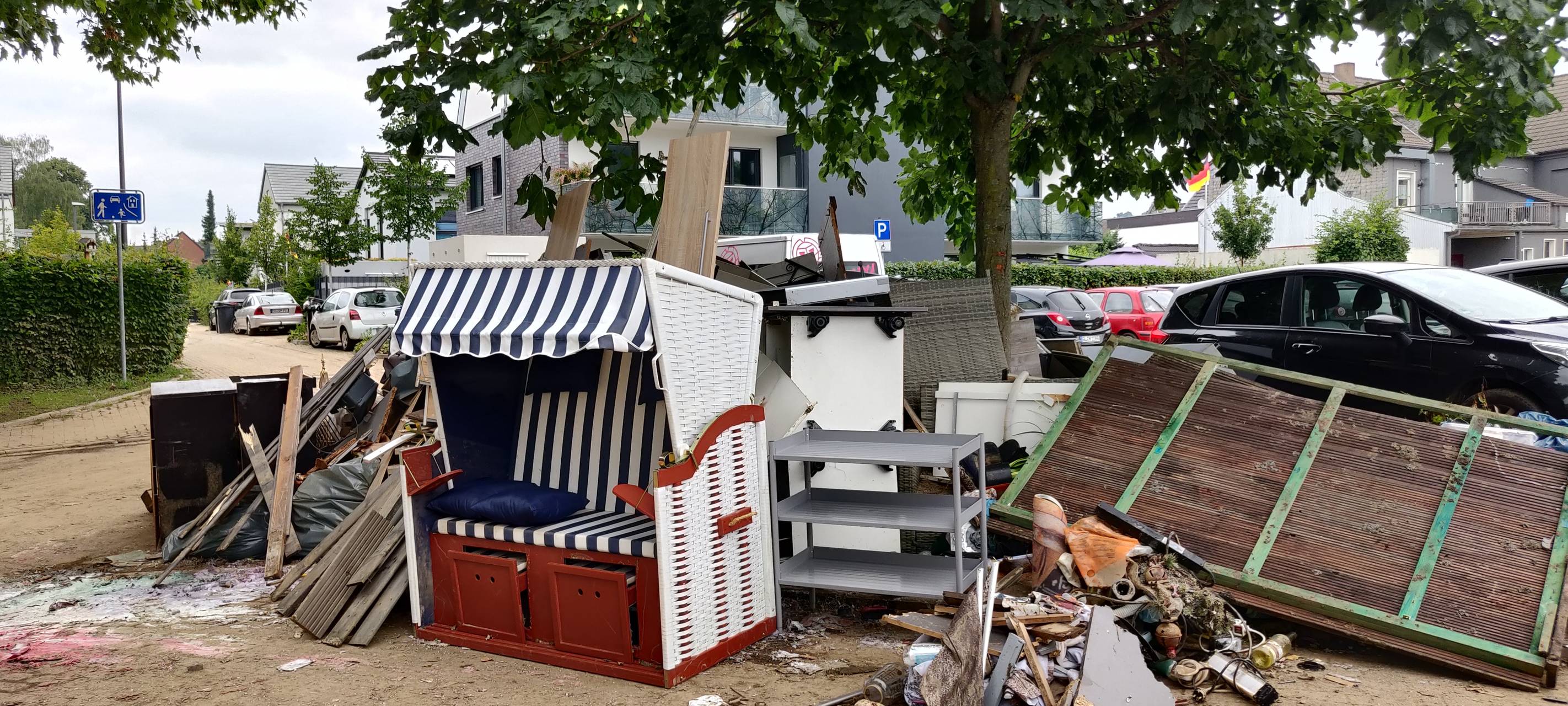 Aufräumarbeiten nach dem Hochwasser in Leichlingen